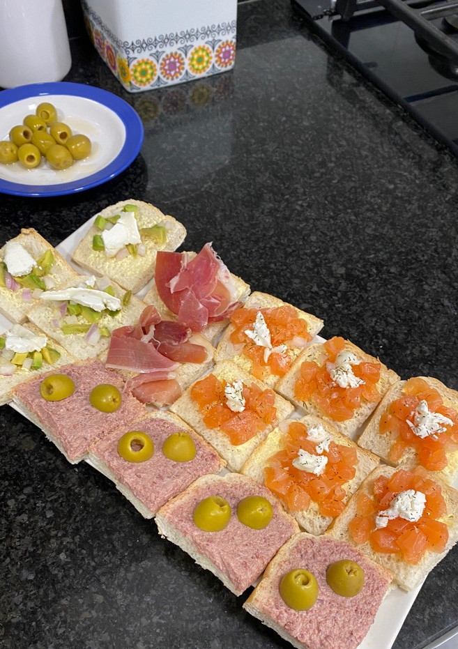 Una foto de Bandeja de Canapés Variados (Muy Fáciles) Salmón, aguacate y sobras