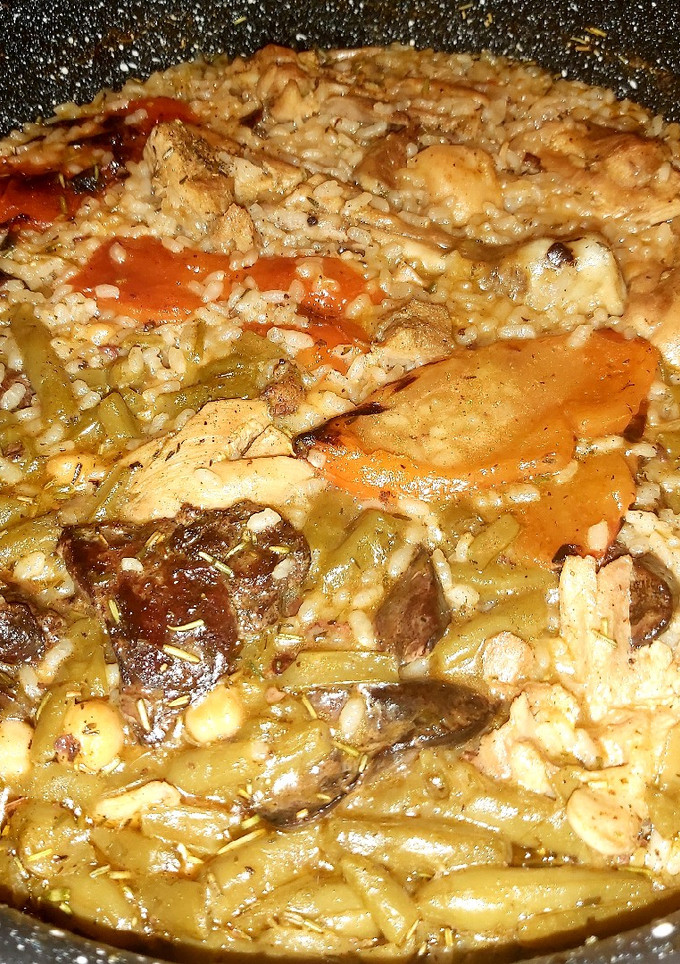 Una foto de Arroz con pollo e hígado