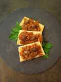 Crostone di polenta con ragù di coniglio e olive taggiasche