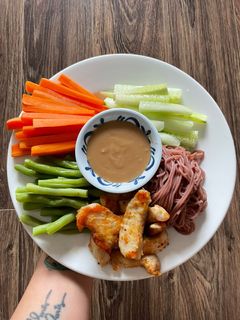 Hình của món Eat Clean - Ức gà cuốn bún chấm Tương đậu phộng.