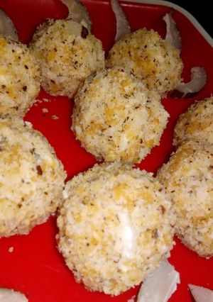 A picture of Jaggery coconut ladoo.
