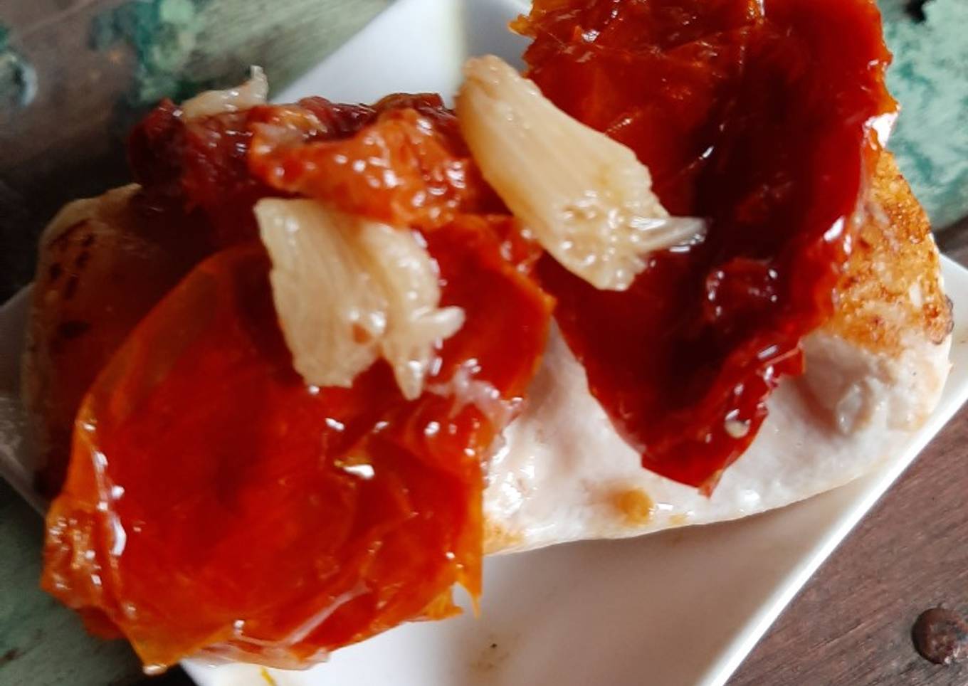 Pollo grillado con tomates disecados