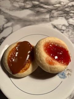 Una foto de Ojitos de dulce de leche y mermelada de frutilla 🤩