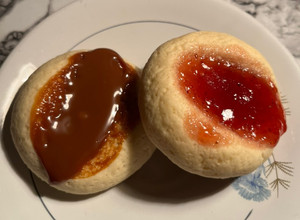 Una foto de Ojitos de dulce de leche y mermelada de frutilla 🤩