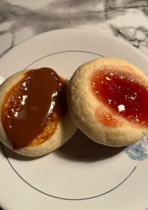 Una foto de Ojitos de dulce de leche y mermelada de frutilla 🤩
