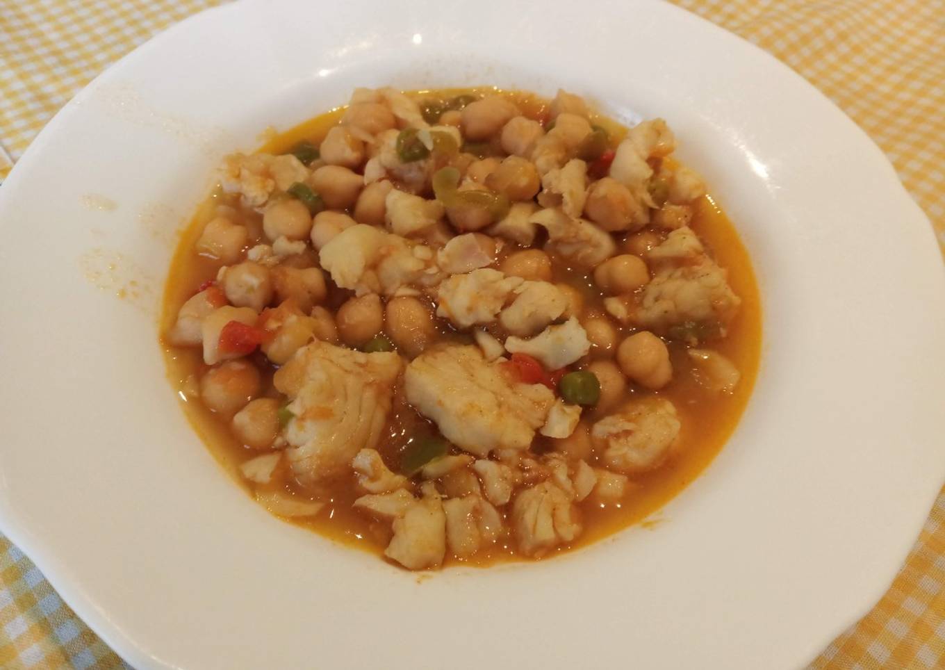 Garbanzos con lomos de merluza