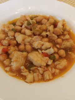 Una foto de Garbanzos con lomos de merluza