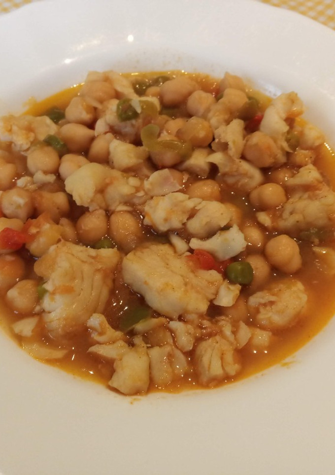 Una foto de Garbanzos con lomos de merluza