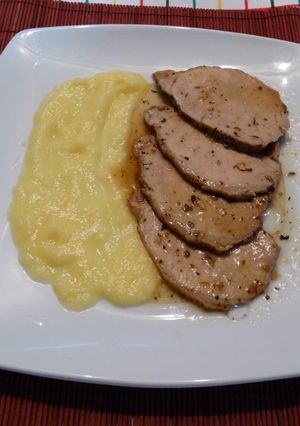 Una foto de Lomo De Cerdo Asado Con Puré De Manzanas