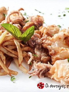 A picture of Fried calamari with chips.
