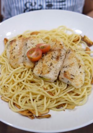 Foto resep Spaghetti Aglio Olio with Pan Fried Dory