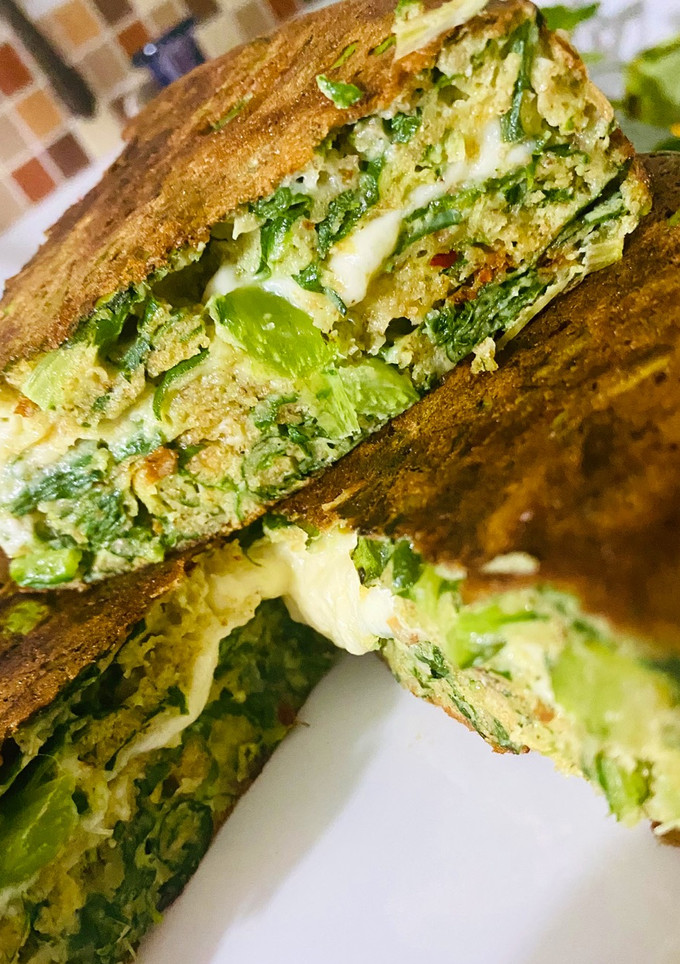 Una foto de TORTILLA DE ACELGA RELLENA CON QUESO FRESCO 🥘🧀🥯🍷🍽️🥞