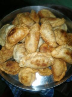 गुजिया (gujiya recipe in Hindi) रेसिपी मुख्य फोटो