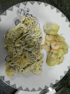 Una foto de Alcachofas con gambas y revuelto de gulas (menú saludable 2)