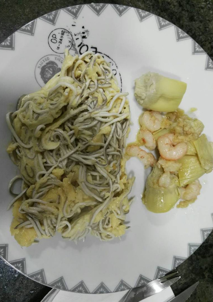 Una foto de Alcachofas con gambas y revuelto de gulas (menú saludable 2)