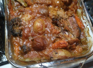 Una foto de Pollo al horno con vegetales en mi salsa gravy