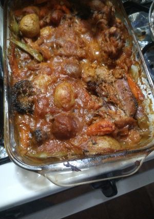 Una foto de Pollo al horno con vegetales en mi salsa gravy