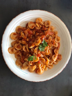 Una foto de Fideos con salsa de tomate 🍅 y champiñones
