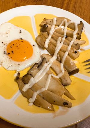 Hình của món Nấm xào sốt teryaki ăn kèm với trứng.