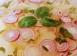 Lila hagymás krumplisaláta,friss bazsalikommal,almaecettel 😋😋 recept fotója