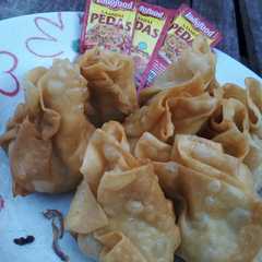 A picture of Pangsit isi Mie Sedap.