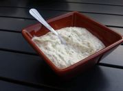 Une photo de concombre tartinade