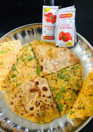 આલુ પરાઠા (Aloo Paratha Recipe In Gujarati) રેસીપી મુખ્ય ફોટો