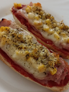 Una foto de Paninis con pan de bollito