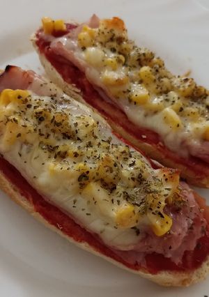 Una foto de Paninis con pan de bollito