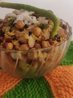 चणे शेंगदाणे भेळ (chane shengdane bhel recipe in marathi) रेसिपी चे मुख्य फोटो