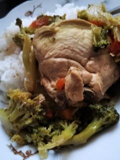 Una foto de Pollo con verduras