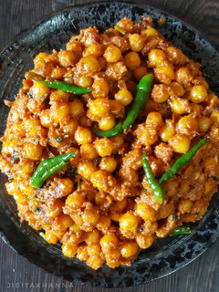 A picture of Matar ko achaar (Nepali style with sesame and tamarind).