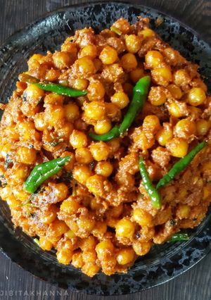 A picture of Matar ko achaar (Nepali style with sesame and tamarind).