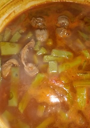 Una foto de Caldo de mollejas con nopales