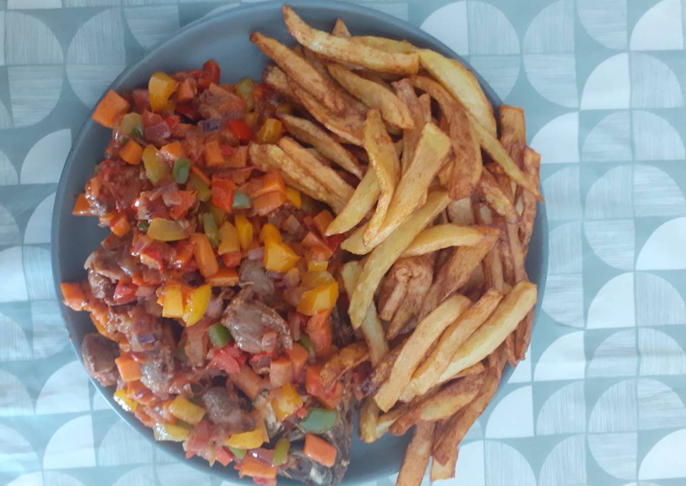 Potato chips and fried fish with peppered soup garnish with vegetables