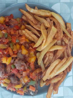 A picture of Potato chips and fried fish with peppered soup garnish with vegetables.