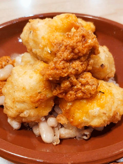 Una foto de Buñuelos de bacalao con Romesco