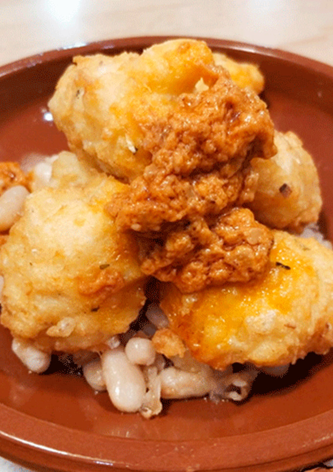 Una foto de Buñuelos de bacalao con Romesco