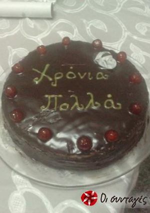 Φωτογραφία της συνταγής Τούρτα ρούμι - σταφίδες με επικάλυψη σοκολάτας