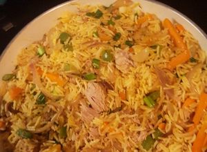 Una foto de Arroz relleno de atún y vegetales. 🥕🌶🌰