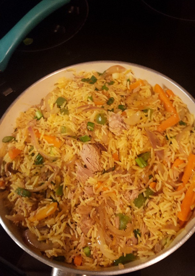 Una foto de Arroz relleno de atún y vegetales. 🥕🌶🌰
