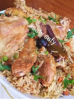 صورة لوصفة كبسة الدجاج بالبسلة