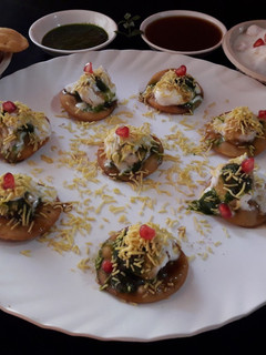 पार्टी स्पेशल दही भल्ला पापड़ी चाट (Party special dahi bhalla papdi chaat recipe in hindi) रेसिपी मुख्य फोटो