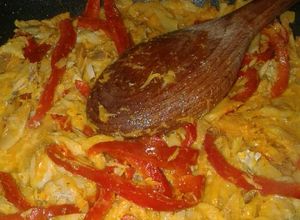 Una foto de Bacalao con morrón al azafrán