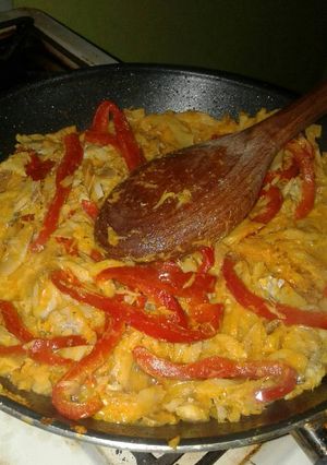 Una foto de Bacalao con morrón al azafrán