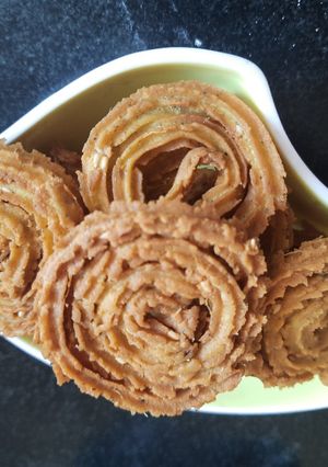 ચકરી (Chakri Recipe In Gujarati) રેસીપી મુખ્ય ફોટો