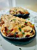 Berenjena gratinada con codillo y boletus