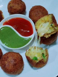 क्रिस्पी पोटैटो चीज़ बॉल्स (Crispy potato cheese balls recipe in Hindi) रेसिपी मुख्य फोटो