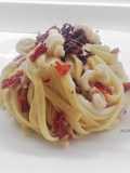 Linguine rigate con calamari, crema di melanzane, pomodoro secco e terra di olive taggiasche
