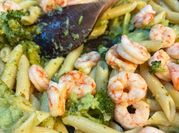Una foto di primi piatti con gamberi